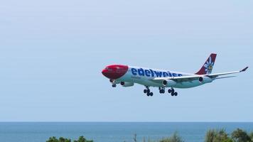 edelweiss airbus a340 landar video