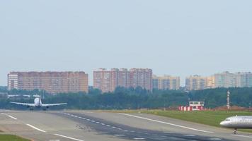 tráfico aéreo en el aeropuerto internacional de sheremetyevo, moscú. video