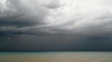 8k onweerswolken en regen op zee