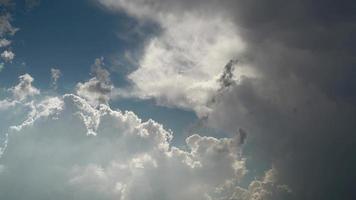 8k variabele gemengde wolken in de lucht video