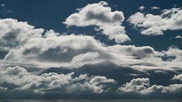 8k wit gedeeltelijk bewolkt in de blauwe lucht video