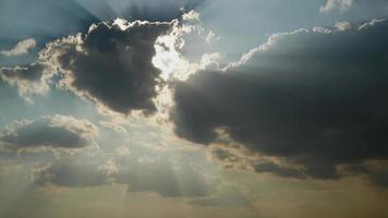 8k zonnestralen en zonnestralen achter de wolken video