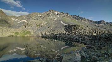 Lago di montagna 8k nelle terre d'alta quota video