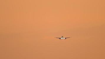 filmische beelden van een vliegtuig bij zonsondergang video