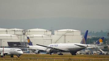 United Airlines Boeing 777 correndo para decolar video
