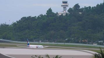 Flugzeug beschleunigt zum Abheben video