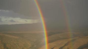 arco-íris 8k após nuvens de chuva tempestuosas video
