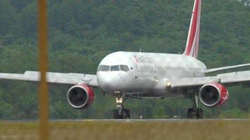 Boeing 757 taxiing after landing video