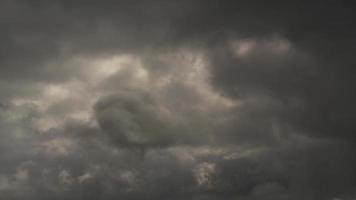 8k nuvens de tempestade de mixagem sombria e deprimente video