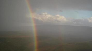 8k regenboog na stormachtige regenwolken video