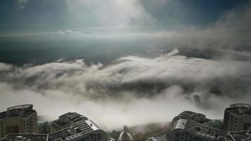 8k wolkenkrabbers van de stad boven de wolken video