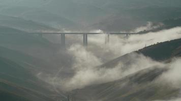 puente de la carretera 8k que pasa sobre la nube