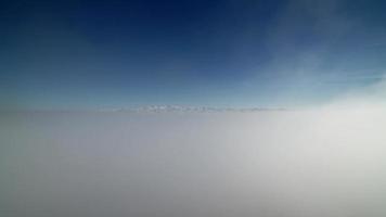 8k encostas nevadas acima das nuvens video