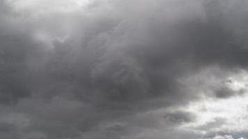 Nubes de tormenta de mezcla sombría deprimente de 8k video
