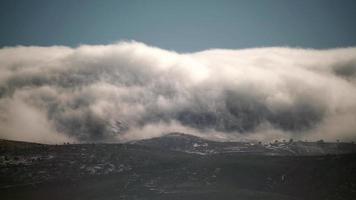 Nube de niebla de 8k que fluye por la cresta de la cordillera