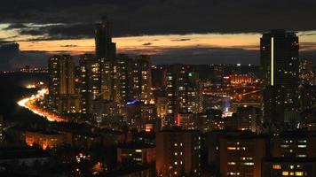 Luces nocturnas de 8k y tráfico en una ciudad llena de gente. video