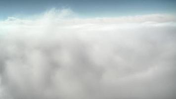 8k por encima de las nubes desde la cumbre de la montaña video