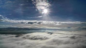 8k au-dessus des nuages depuis le sommet de la montagne video