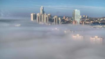 La nebbia della città di 8k nella valle scompare video