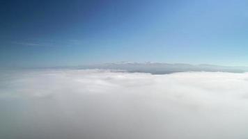 Laderas nevadas de 8k sobre las nubes. video