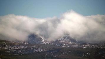 8k nuvola di nebbia che scorre lungo la cresta della catena montuosa video