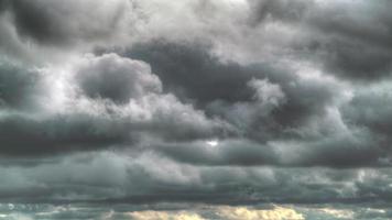 8k deprimierende düstere Mix-Gewitterwolken