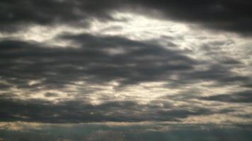 ciel 8k couvert de nuages gris video