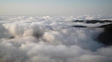 8k mar de nubes desde el pico de la montaña video