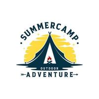 plantilla de logotipo de campamento de verano vintage vector