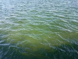 agua azul y verde del océano o lago o estanque foto