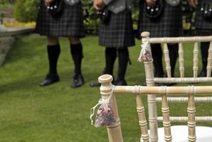 invitados a la boda escocesa en faldas escocesas foto