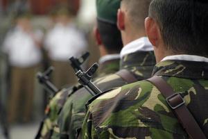 soldados de pie en fila en un desfile militar foto