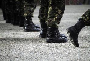 soldados de pie en fila en un desfile militar foto