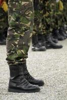 soldados de pie en fila en un desfile militar foto