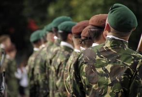 soldados de pie en fila en un desfile militar foto