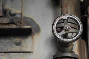 válvula desgastada en una fábrica de acero abandonada foto