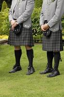 invitados a la boda escocesa en faldas escocesas foto