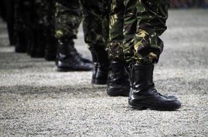 soldados de pie en fila en un desfile militar foto