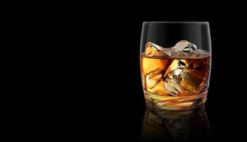 vaso de whisky y hielo aislado sobre fondo negro. renderizado 3d foto