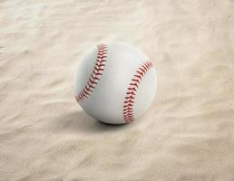 pelota de béisbol en la arena, playa, mar foto