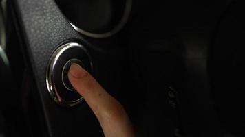 dito premere il pulsante per avviare il motore dell'auto. video
