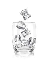 cubos de hielo cayendo en un vaso sobre un fondo blanco. renderizado 3d