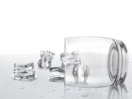 vaso vacío con cubitos de hielo sobre un fondo blanco. renderizado 3d foto