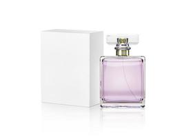 botella de perfume y caja de embalaje blanca foto