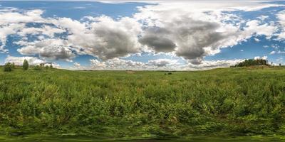 Panorama completo de 360 grados sin fisuras en proyección equidistante esférica equirectangular. vista panorámica en un prado en un hermoso día con bonitas nubes. fondo para contenido de realidad virtual foto