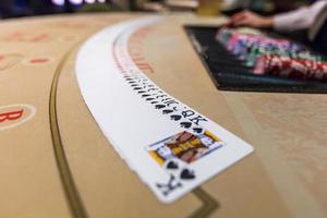 fichas de juego y cartas en una mesa de juego de ruleta foto