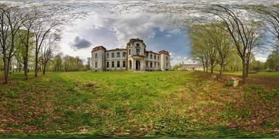 panorama completo de 360 grados en proyección esférica equirectangular antiguo castillo medieval abandonado en un día soleado, contenido vr foto