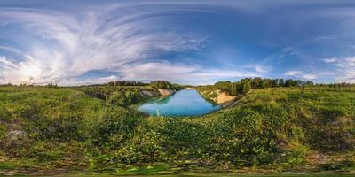 Panorama completo de 360 grados sin fisuras en proyección equidistante esférica equirectangular. panorama cerca del hermoso lago azul al atardecer. fondo para contenido de realidad virtual foto