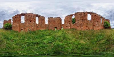 panorama completo esférico de 360 grados sin fisuras en proyección equidistante equirectangular, panorama cerca de la antigua iglesia abandonada en ruinas antes de la tormenta, contenido vr foto