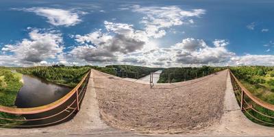 Panorama completo de 360 grados sin fisuras en proyección equidistante esférica equirectangular. vista panorámica sobre el puente abandonado cerca del río con bonitas nubes. skybox como fondo para contenido de realidad virtual foto